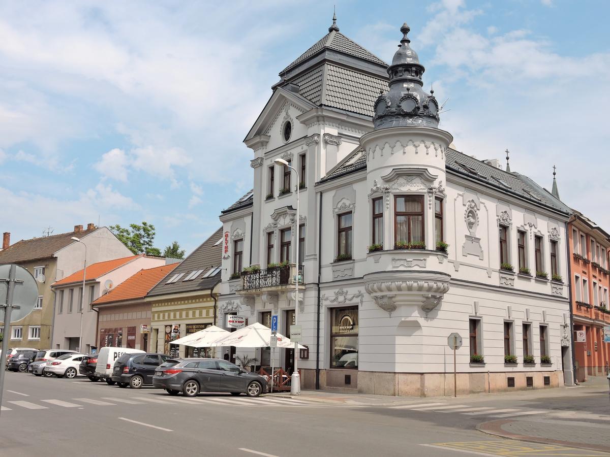 Olymp Penzion Комарно Экстерьер фото